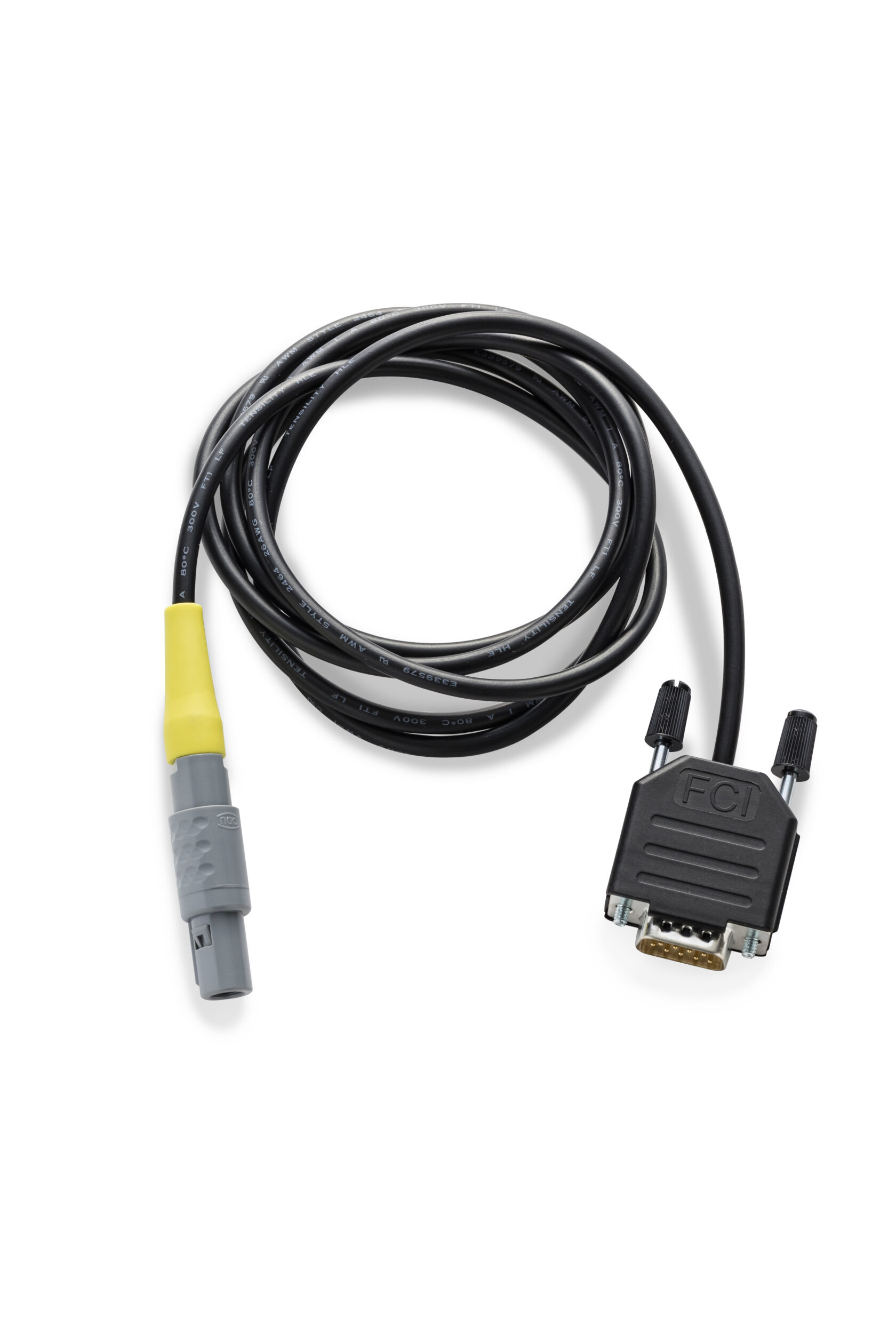 En hoprullad svart kabel med en grå kontakt i ena änden och en svart FCI-seriekontakt i den andra änden.