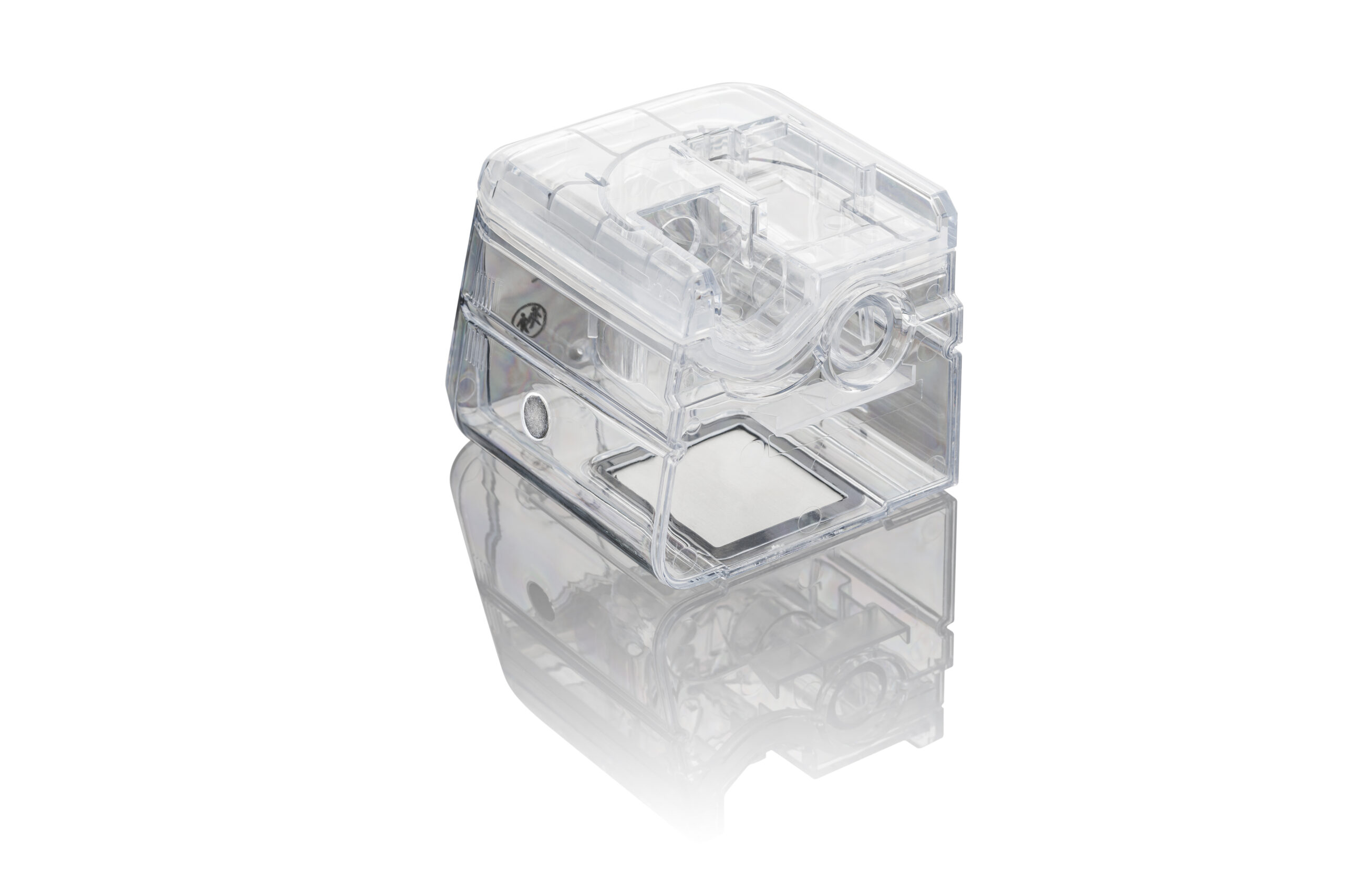 Transparent plastfuktare kammare med reflektion på vit bakgrund.