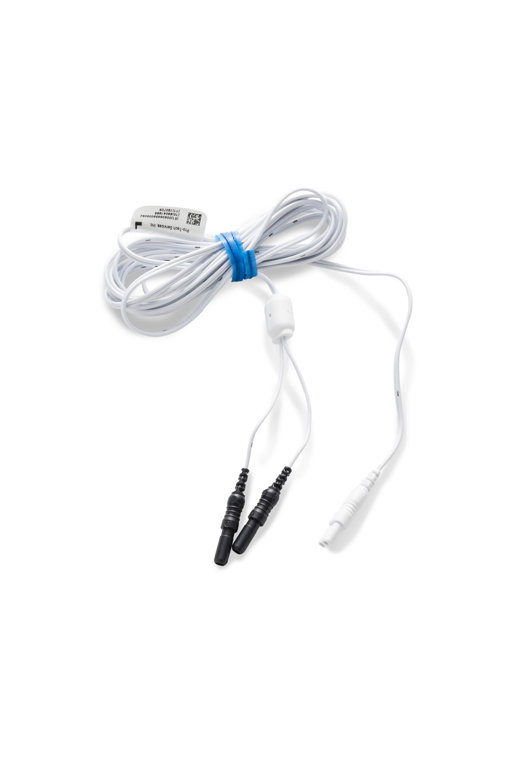 En vit kedjad kabel med två svarta kontakter och en vit kontakt i ändarna, liggande på en vit bakgrund.