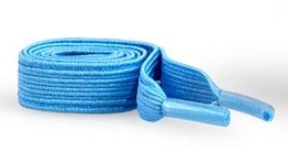 Pari kiertyneitä kirkkaan sinisiä kengännauhoja, joissa on muoviset päät, valkoisella taustalla.