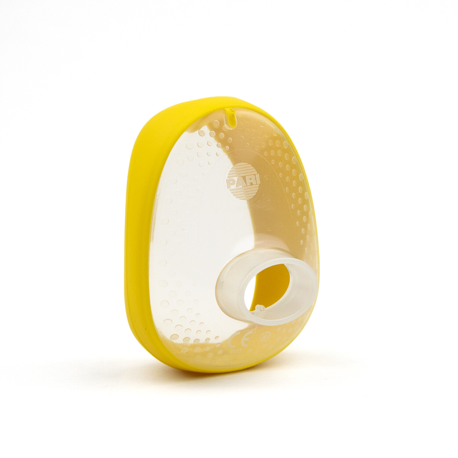 Kirkas muovinen kasvonaamio keltaisella reunuksella, käytetään lääketieteellisissä inhalaattoreissa tai sumuttimissa, valkoisella taustalla.