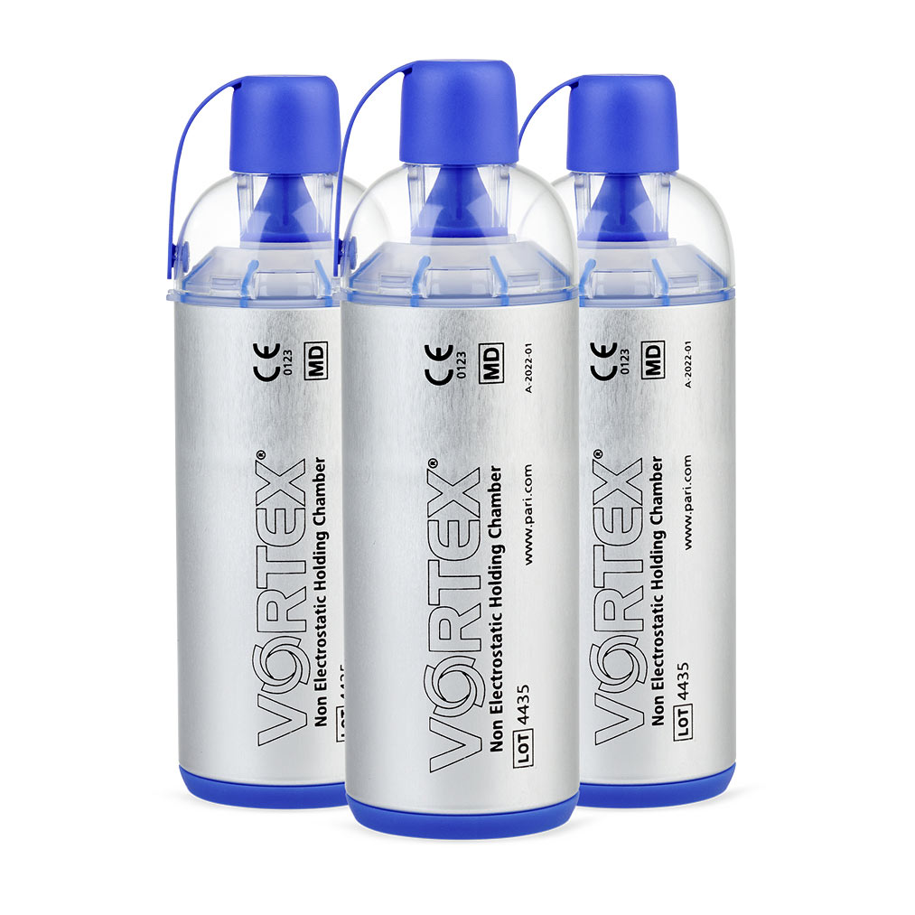 Kolme VORTEX-nonielektrostaattista pidinlaitetta sinisin kansin ja hopeisin rungoin, seisovat vierekkäin pystyasennossa.