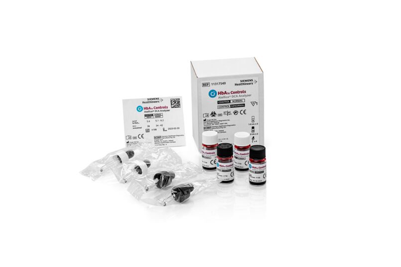 Siemens Healthineers HbA1c Controls-kit med flaskor, etiketter, instruktionskort och låda på vit bakgrund.