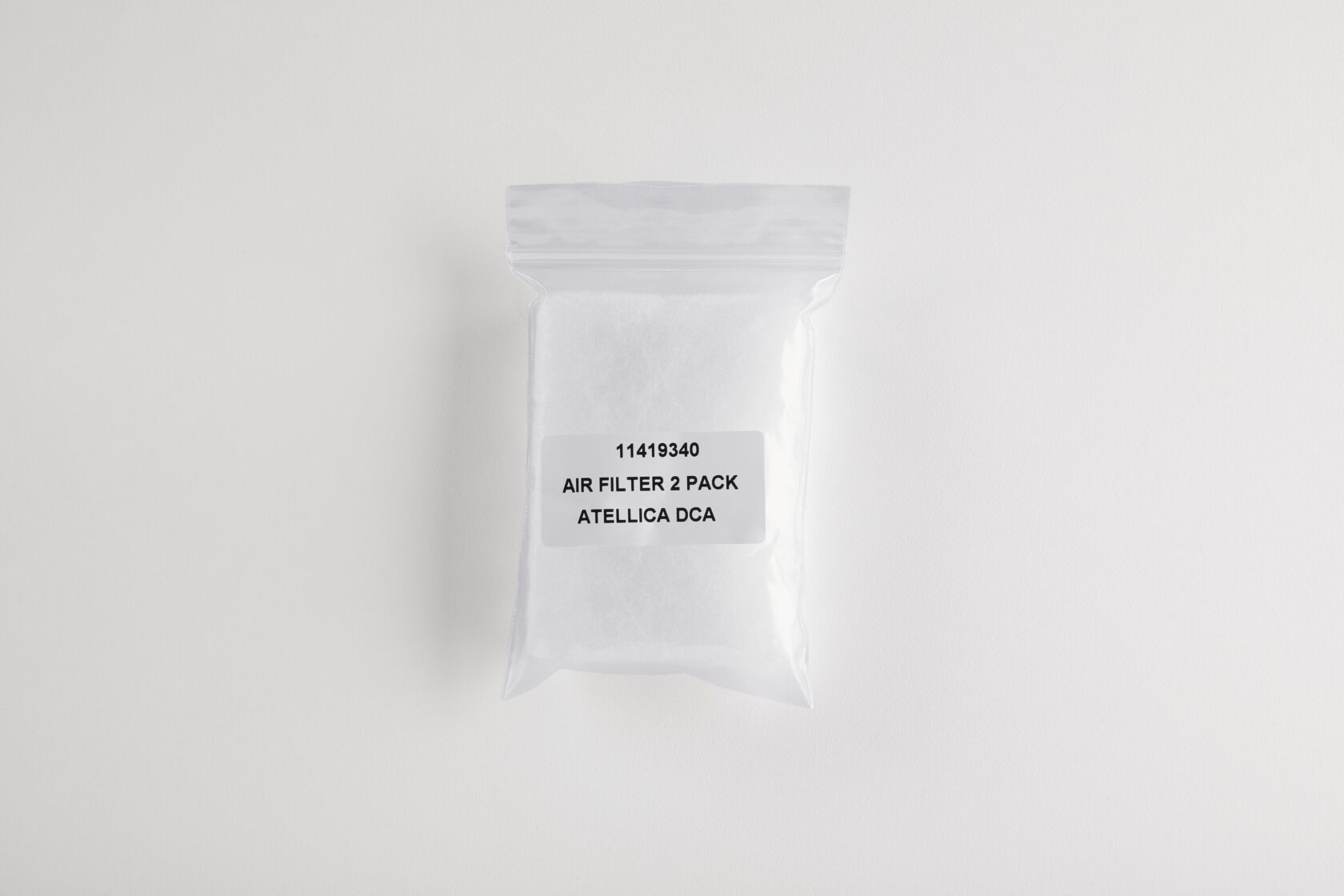 Muovipussissa kaksi ilmanpuhdistussuodatinta, etiketissä teksti "AIR FILTER 2 PACK ATELLICA DCA".