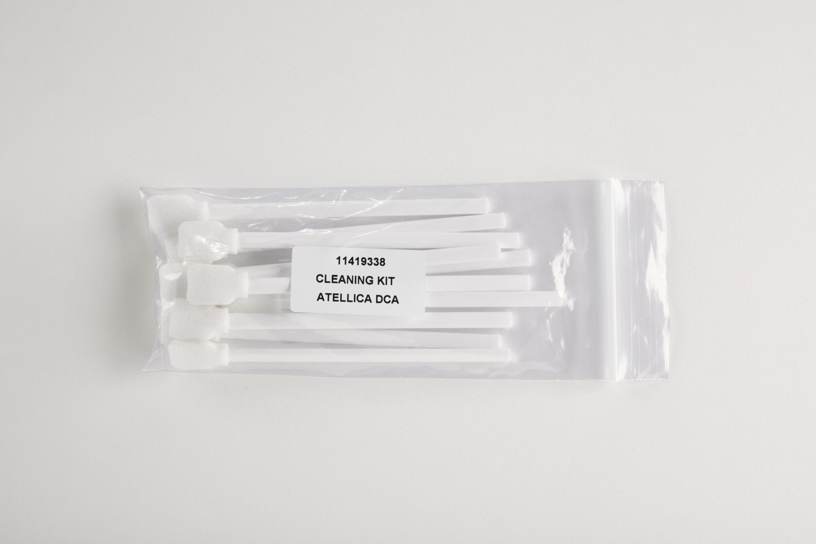 Pakkaus, jossa puhdistussarjan vaahtomuovitikut ja etiketti "11419338 CLEANING KIT ATELLICA DCA".