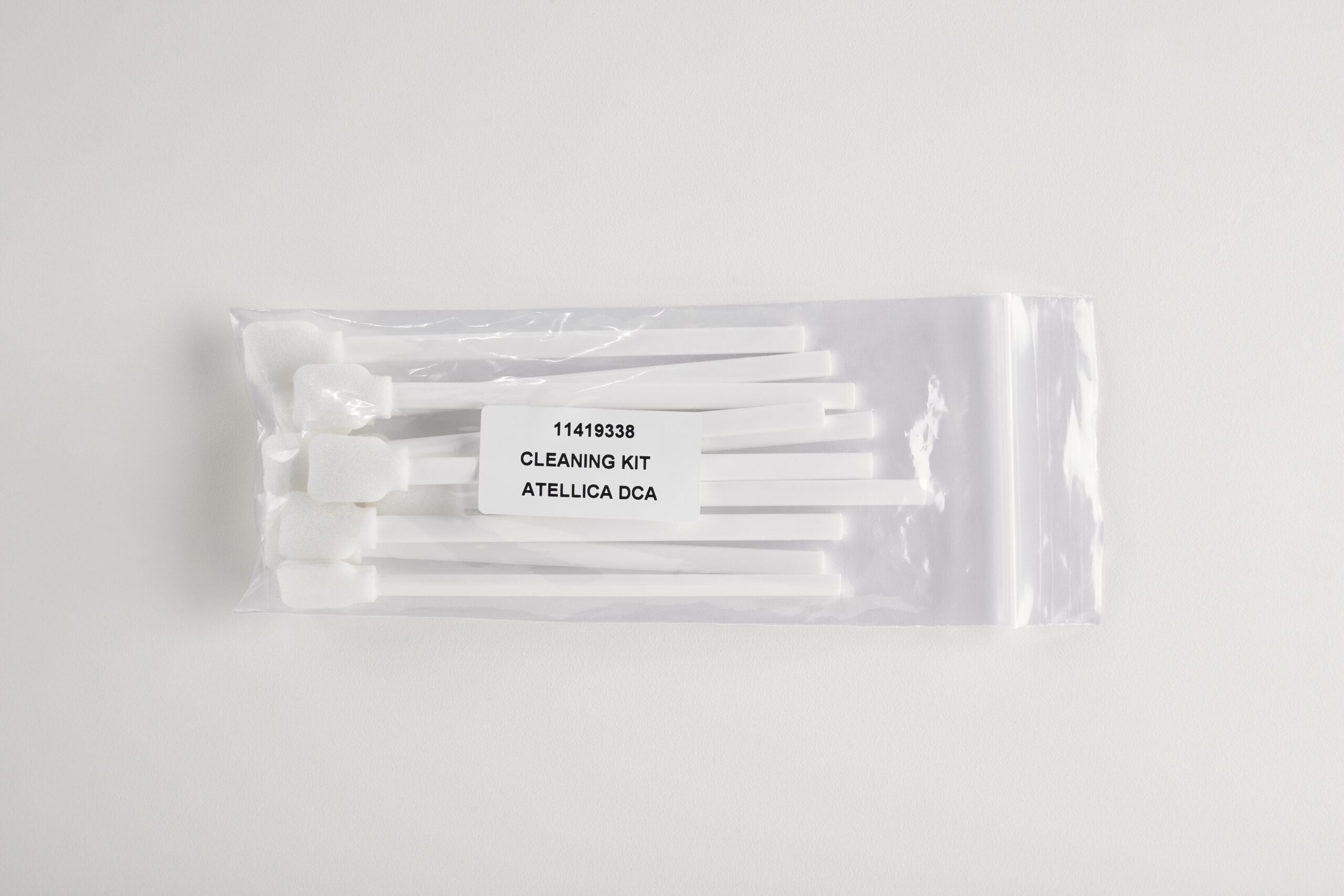 Pakkaus, jossa puhdistussarjan vaahtomuovitikut ja etiketti "11419338 CLEANING KIT ATELLICA DCA".