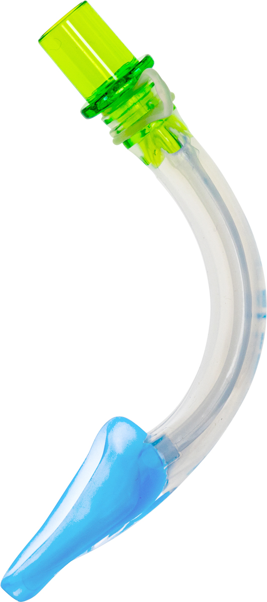 Käyrä lääketieteellinen hengitystietuubi, jossa on vihreä liitin ja sininen suukappale valkoisella taustalla.