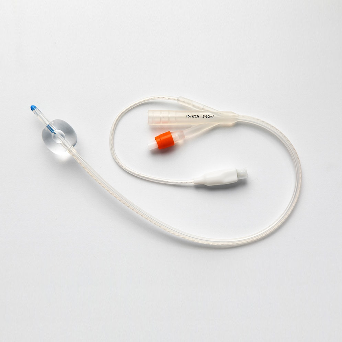 Virtsakatetri vaalealla taustalla.