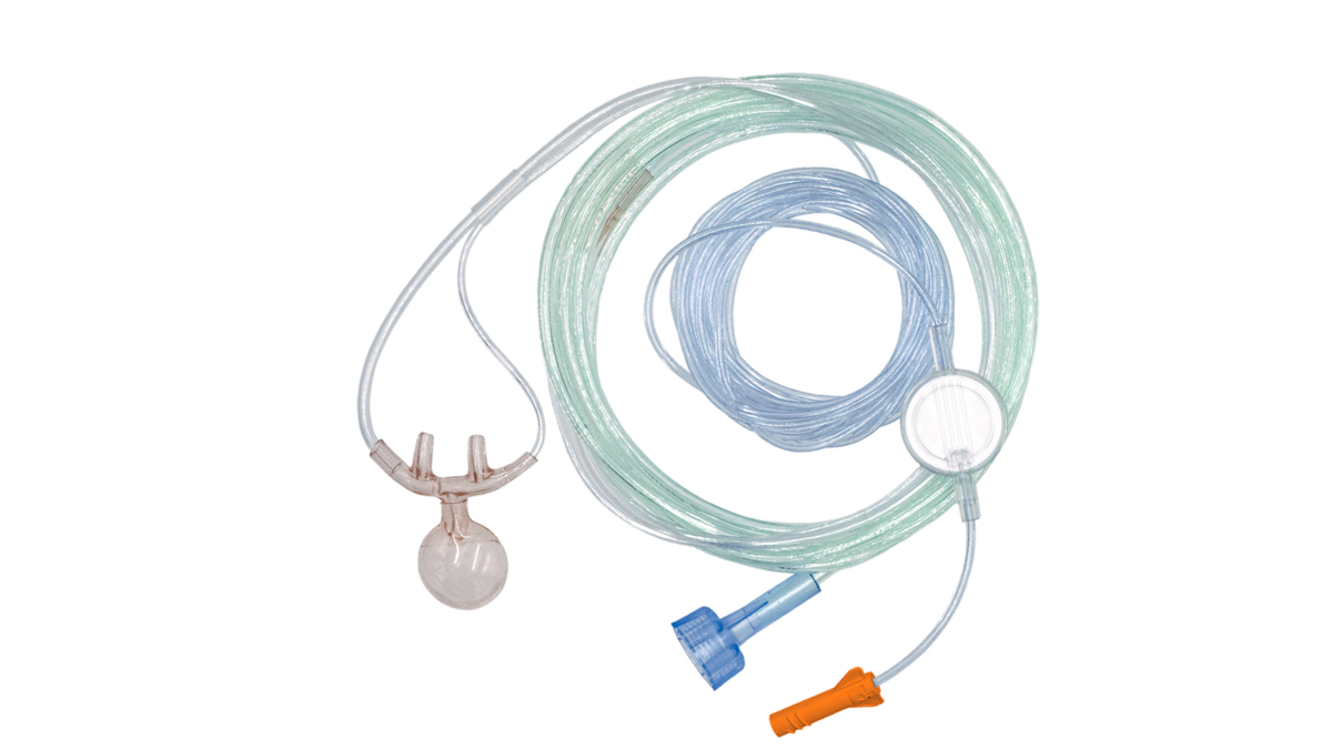 Lääkinnällinen happiviiksisarja, jossa kirkasta putkea ja värilliset liittimet valkoisella taustalla.