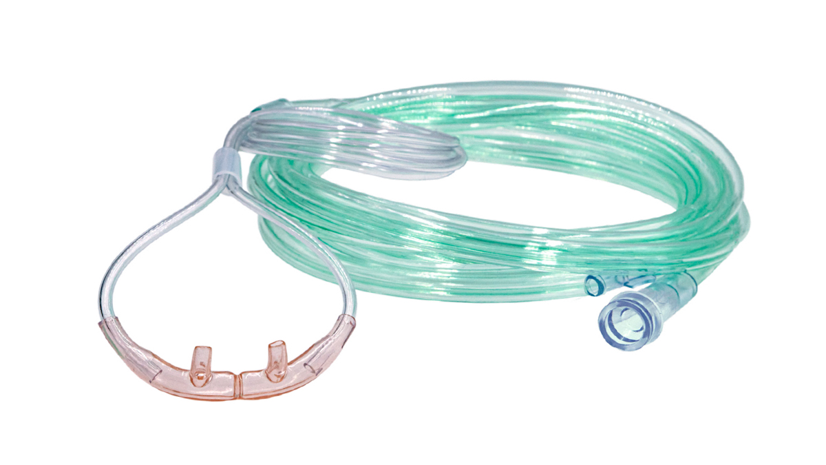 Happisaturaatiomittari, jossa on läpinäkyvä nenäkanyyli ja vihreä letku valkoisella taustalla.