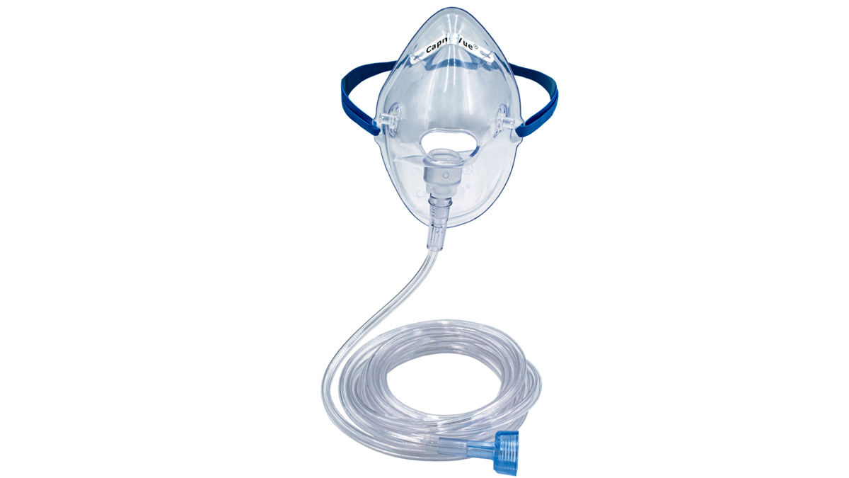 Läpinäkyvä happimaski ja letku sinisellä kiinnikkeellä, lääketieteelliseen käyttöön.