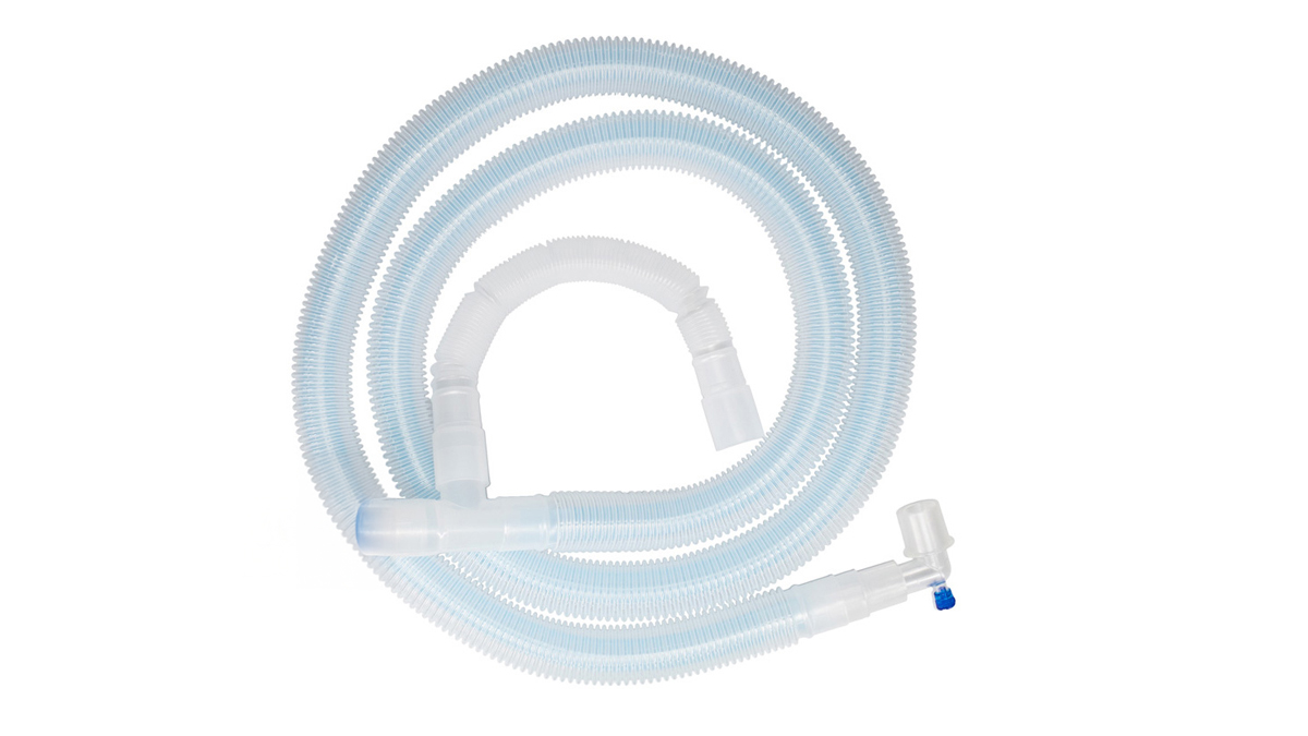 Kuvassa on läpinäkyvä lääkinnällinen hengitysputki, jossa on sinertävä sävy.