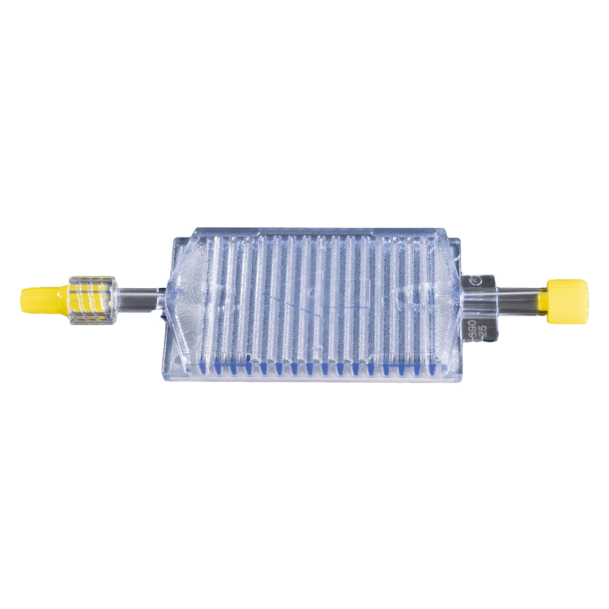 Suorakulmainen muovinen lääketieteellinen suodatinlaite uritetulla pinnalla ja keltaisilla suojuksilla molemmissa päissä, eristetty valkoisella taustalla.