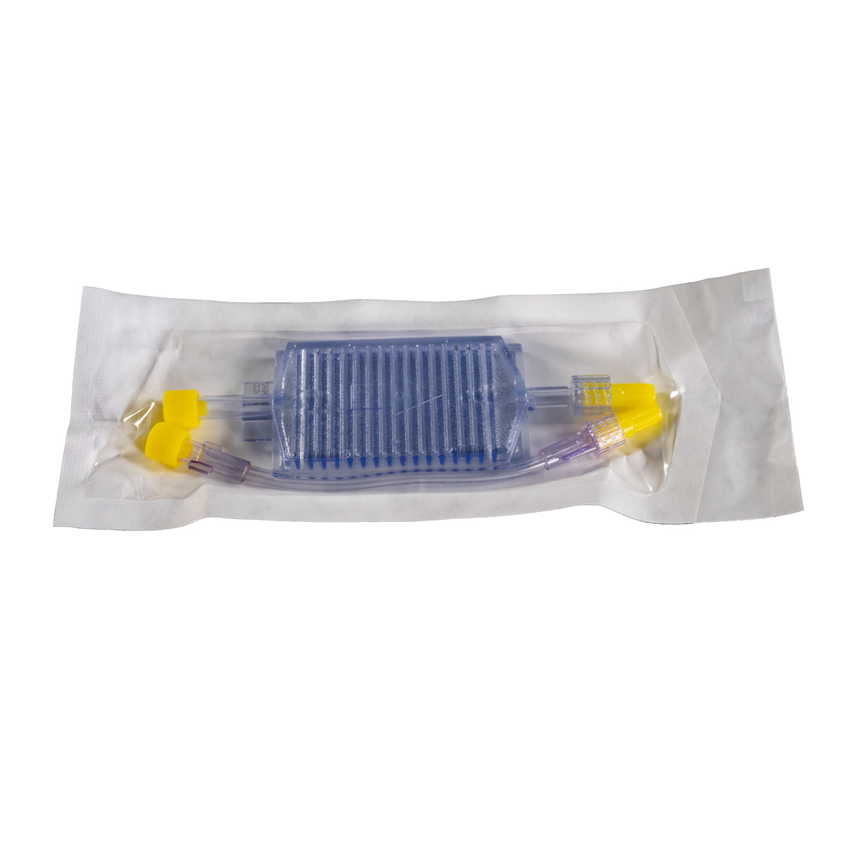 Steriiilissä pakkauksessa oleva lääketieteellinen suodatinlaite, jossa on keltaiset korkit ja kirkas putkisto, asetettuna valkoiselle taustalle.