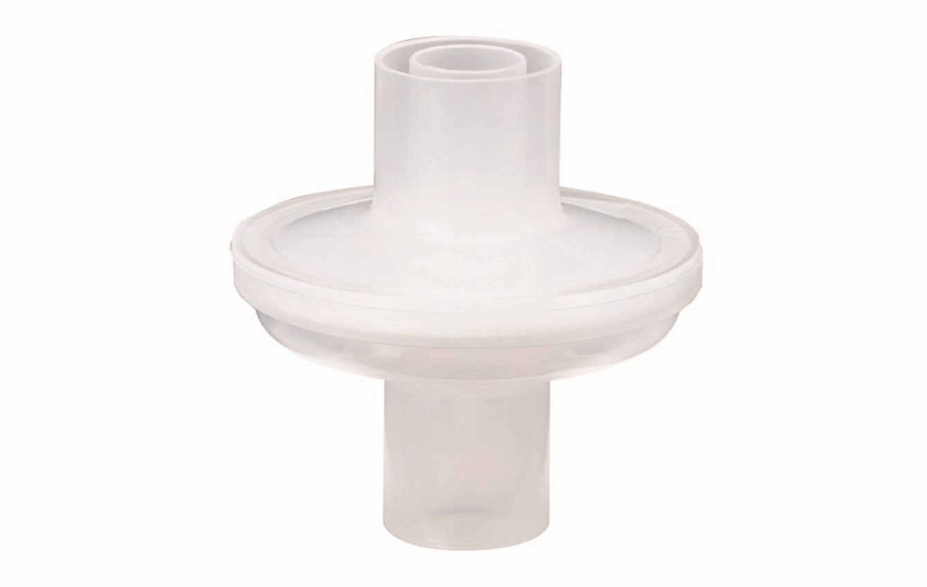 Valkoinen muovinen lääketieteellinen suodatin, jossa on sylinterimäiset liittimet ylä- ja alareunassa, valkoista taustaa vasten.