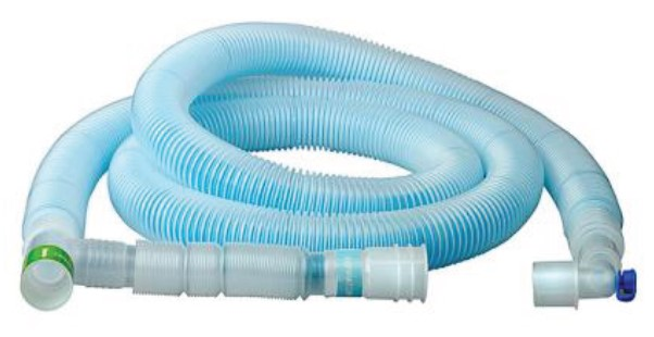 Sininen kierrepintainen lääketieteellinen hengityskanyyli, jossa on liittimet molemmissa päissä, käytetty hengitystuen antamiseen.