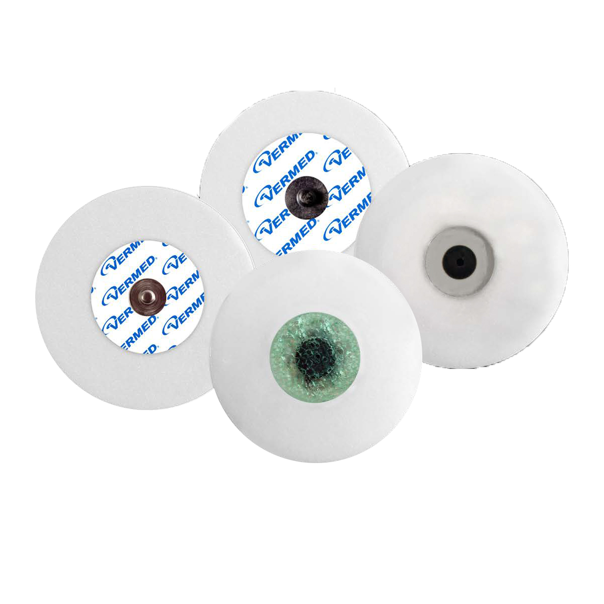 Neljä erilaista pyöreää EKG-elektrodia valkoisella taustalla.