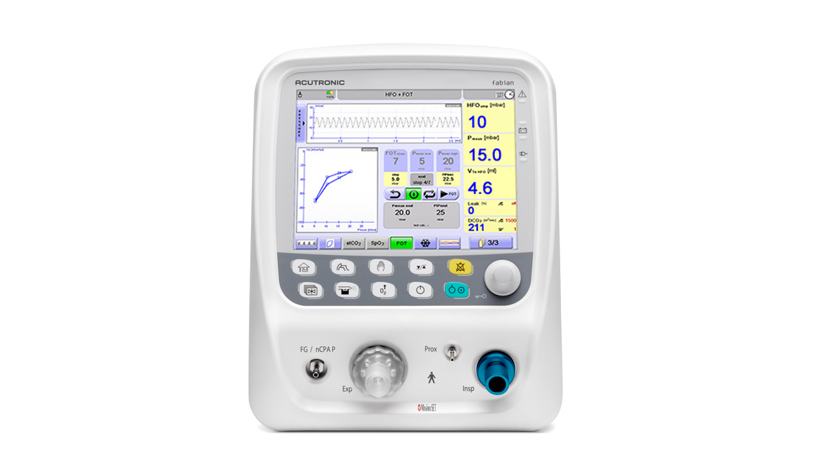 Valkoinen lääkinnällinen hengityslaite, jossa värillinen digitaalinen näyttö ja hallintapainikkeet.