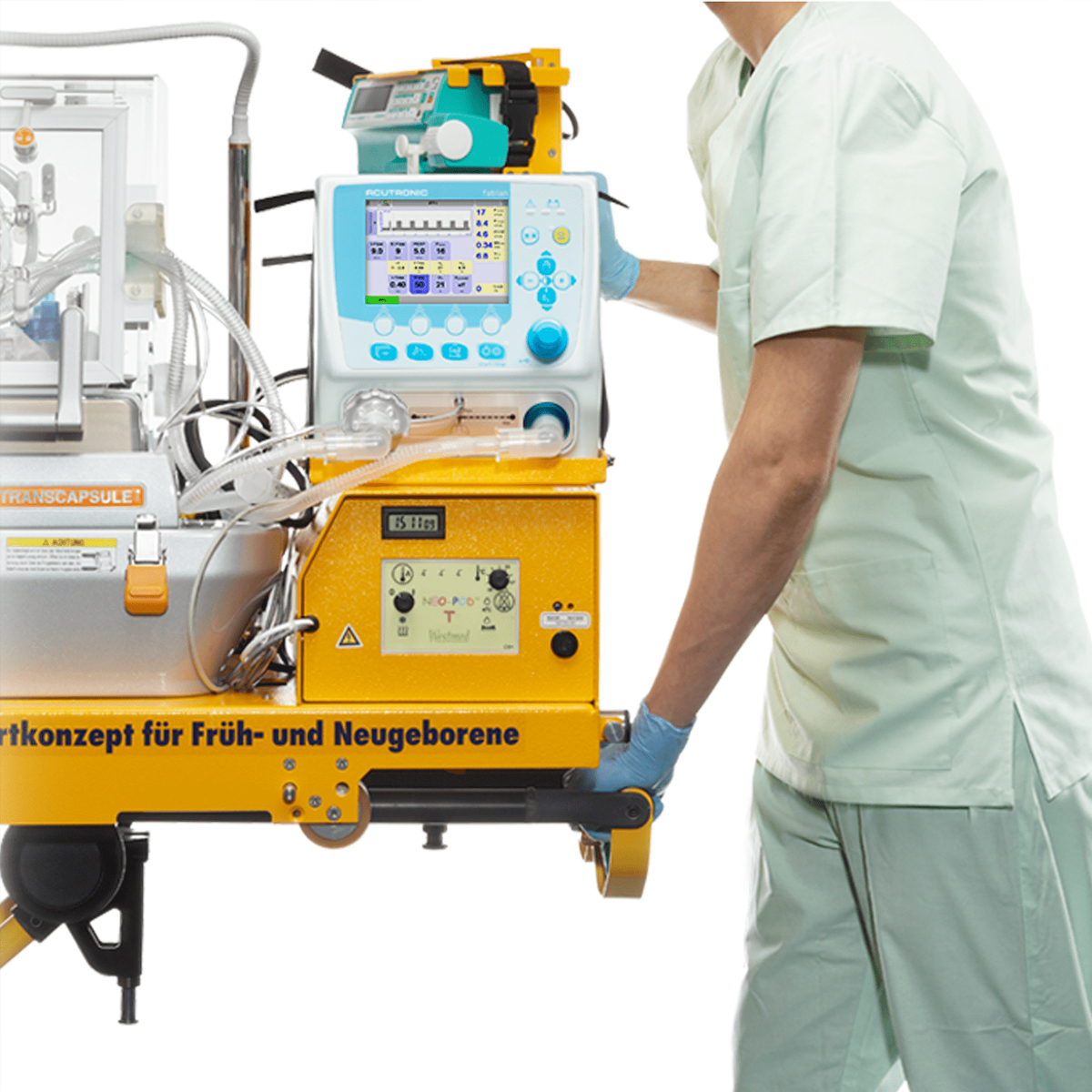 Hoitaja työntää keltaista vastasyntyneiden tehohoitolaitekärryä, johon on kiinnitetty sairaalalaitteita.