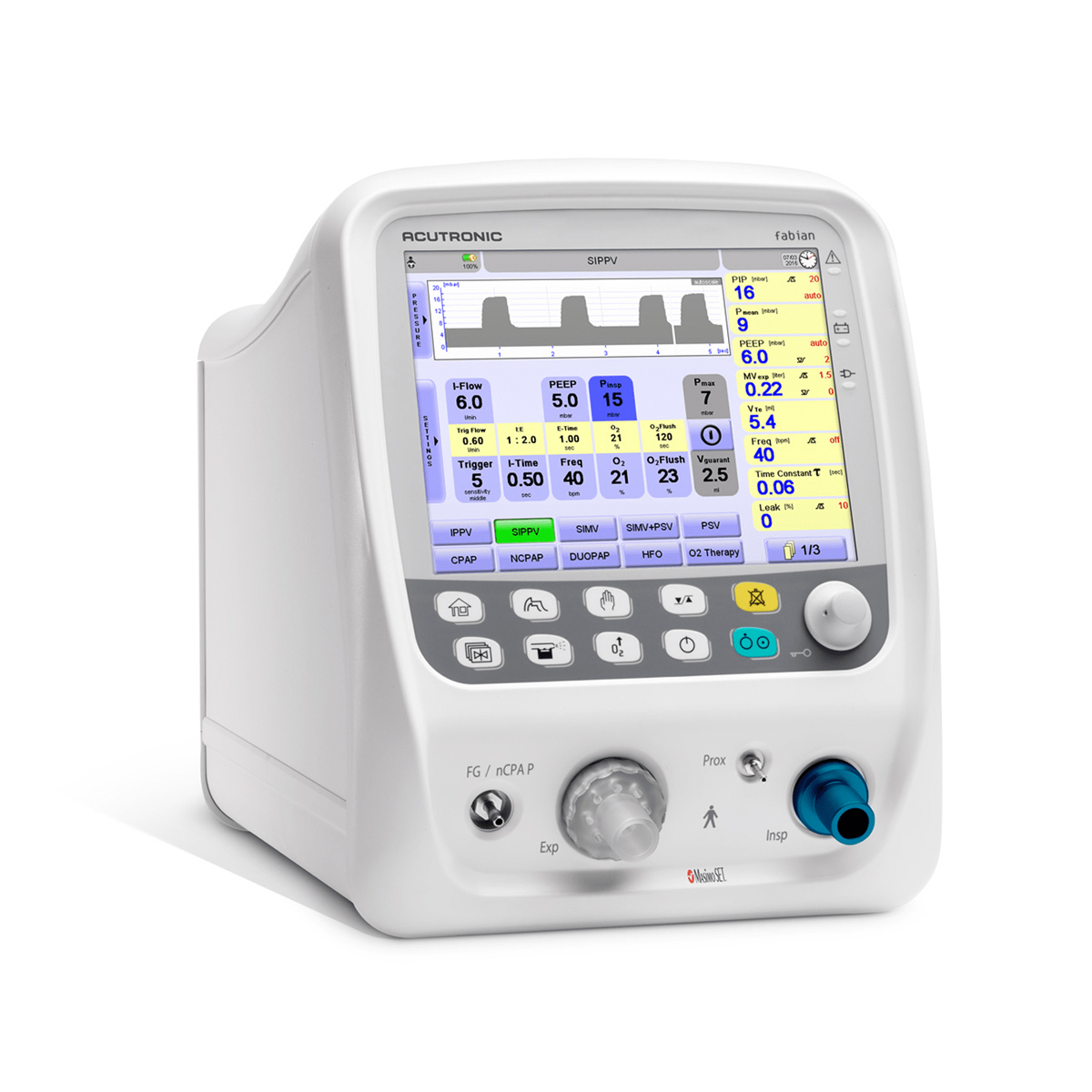 Valkoinen hengityskone, jossa on värillinen kosketusnäyttö ja useita ohjauspainikkeita etupaneelissa.