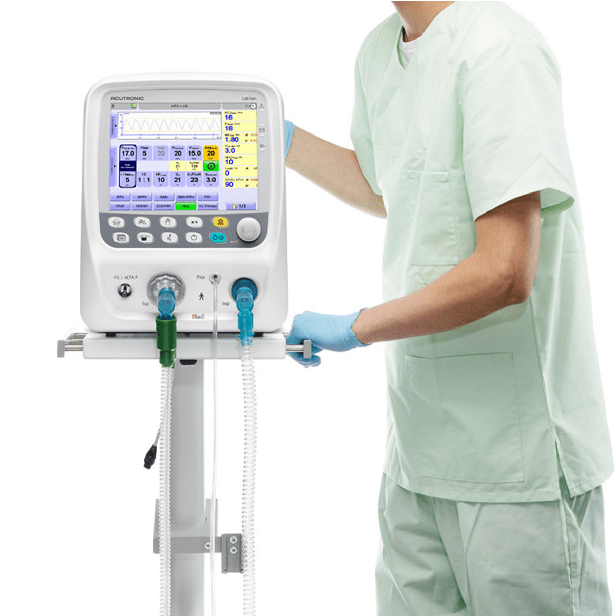 Hoitaja säätää hengityskonetta sairaalaympäristössä, laite näyttää monitorin tietoja.