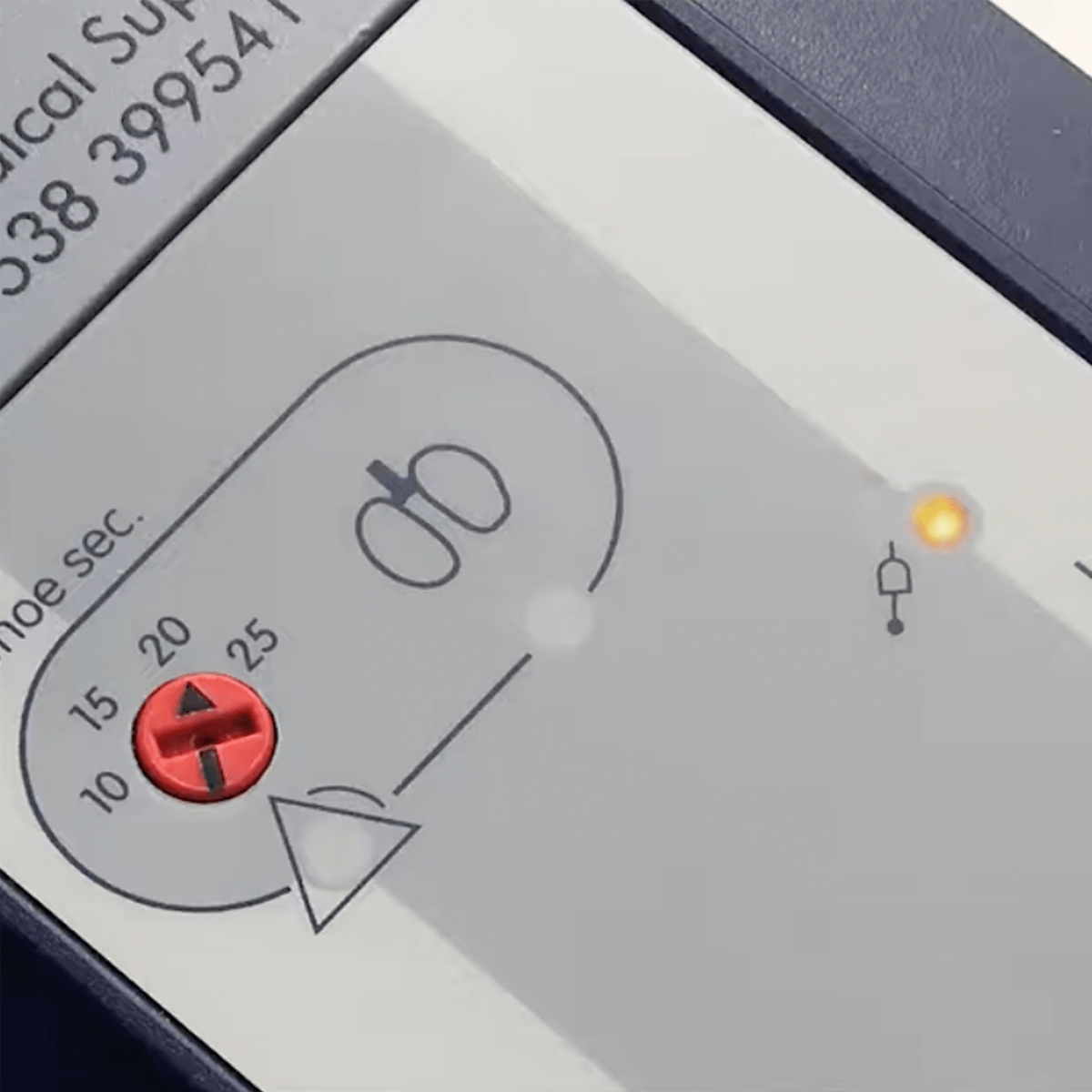 Lähikuva elektronisen laitteen ohjauspaneelista, jossa merkkivalo ja numerovalitsin.