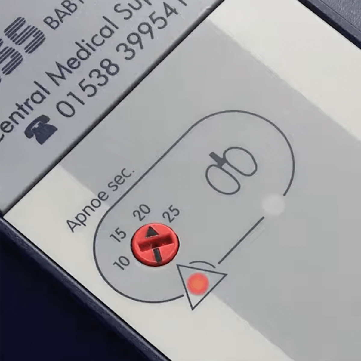 Lähikuva lääkintälaitteen säätimestä, jossa lukee "Apnoe sec." ja näkyy punainen valomerkki sekä numerot 10–25.