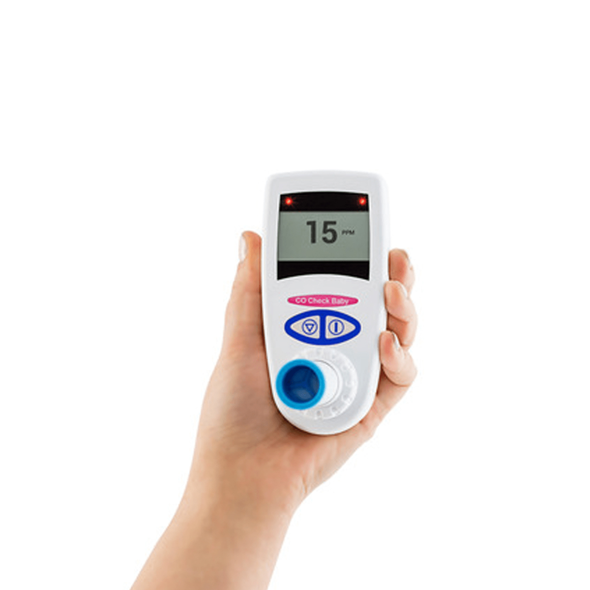 Käsi pitää valkoista mittalaitetta, jonka näytöllä lukee "15 PPM".