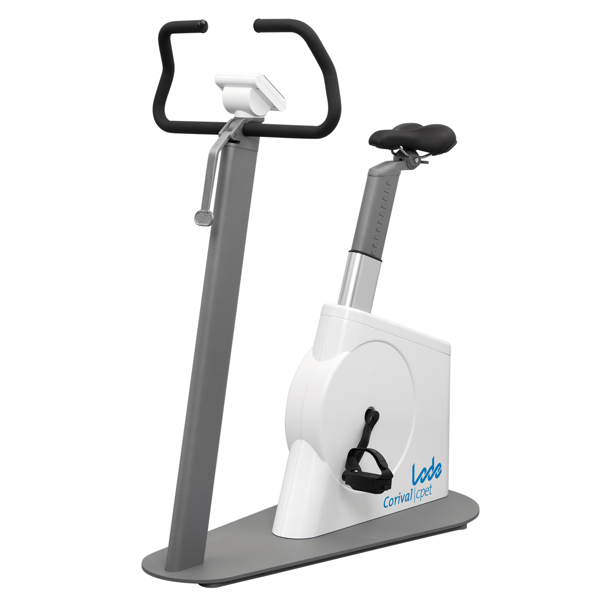 Stationär träningscykel med digital display, svarta handtag och justerbart säte på en grå bas.