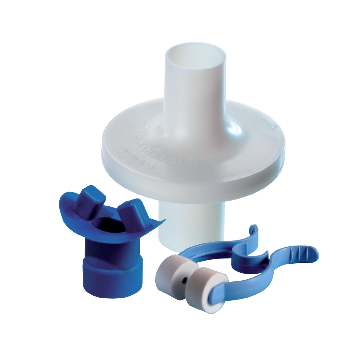 Spirometria-suodatin ja kaksi sinistä spirometriatarviketta valkoisella taustalla.