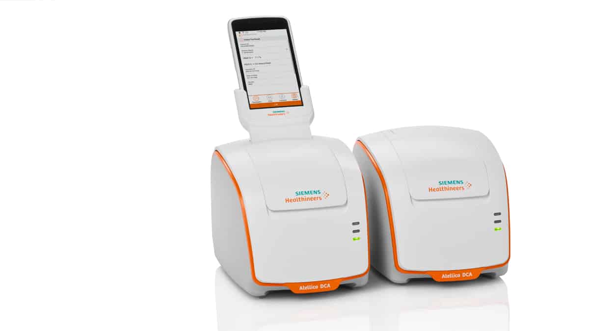 Kaksi Siemens Healthineers Atellica DCA -laitetta valkoisella taustalla, toinen käyttää näyttöä.