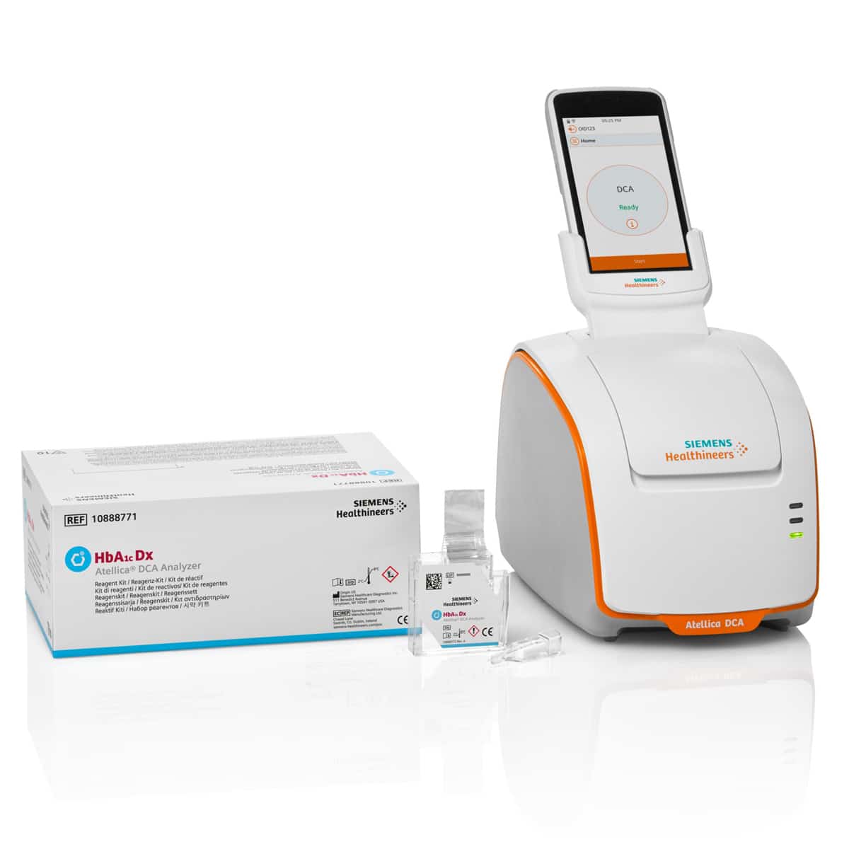 Siemens Healthineers Atellica DCA -diagnostinen laite ja HbA1c Dx -testipakkaus laboratoriolle.