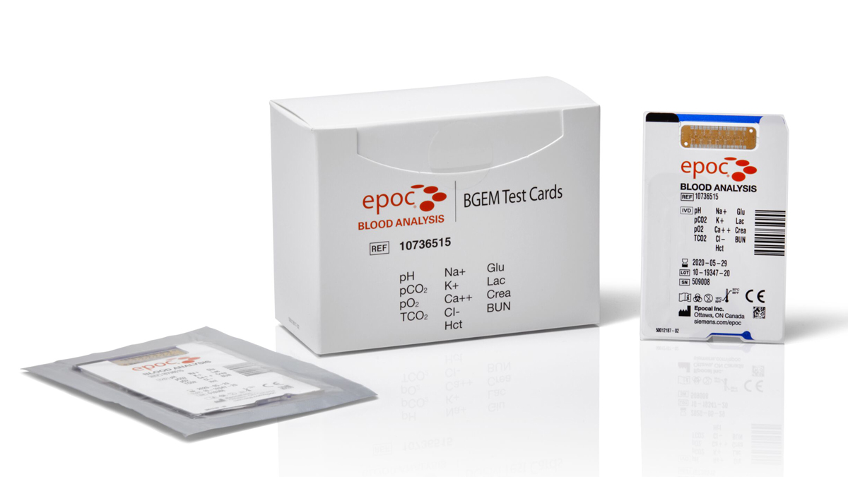 Epoc BGEM -verianalyysikortteja valkoisessa laatikossa, yksi yksittäispakattu ja yksi irrallinen kortti.