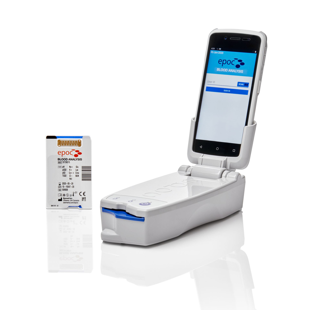 Valkoinen verianalysaattorilaite ja testikasetti pöydällä valkoista taustaa vasten.