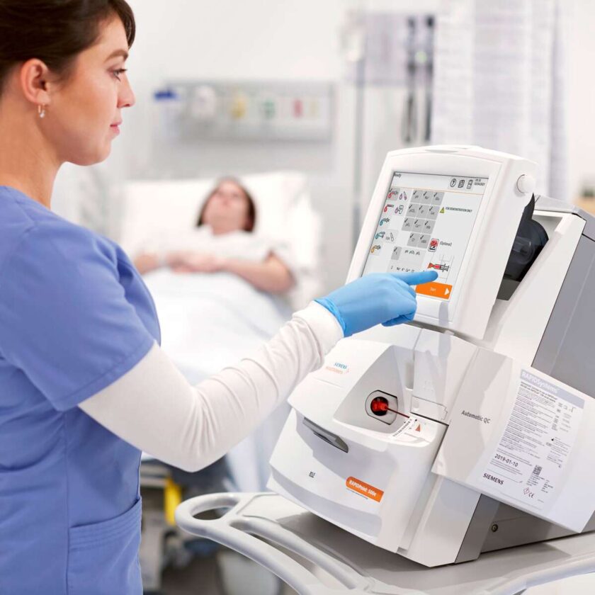 Sairaanhoitaja käyttäen Rapid500e:tä analysoimassa verinäytettä ensiapuosastolla sairaalassa