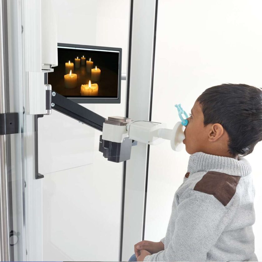 poika osallistuu keuhkofunktiotestaukseen Vyntus BODY -pletysmografilla