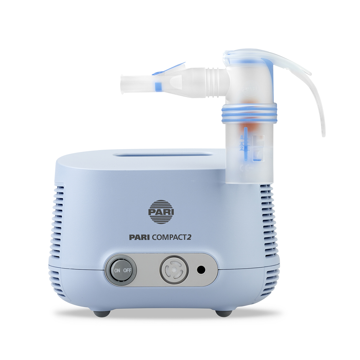 Vaaleansininen PARI Compact2 -sumutin liitetty suukappale ja näkyvä käynnistys-/sammutuspainike, valkoisella taustalla kuvitettuna.