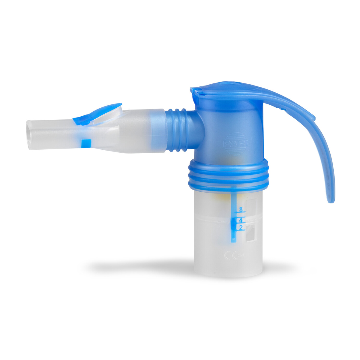 Sininen ja valkoinen muovinen nebulisaattorin suukappale lääketieteelliseen hengitysterapiaan, valkoisella taustalla.
