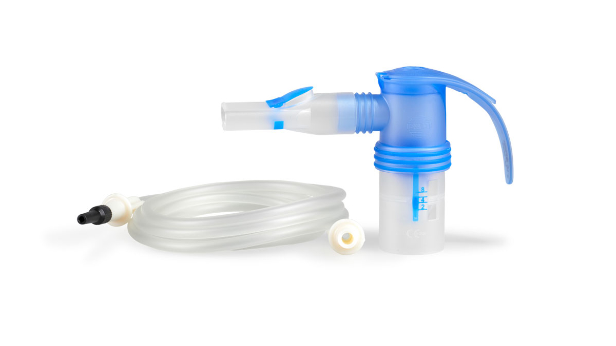 Lääkinnällinen sumutinpakkaus, jossa on sinivalkoinen inhalaattorin suukappale ja kirkas putkisto valkoisella taustalla.