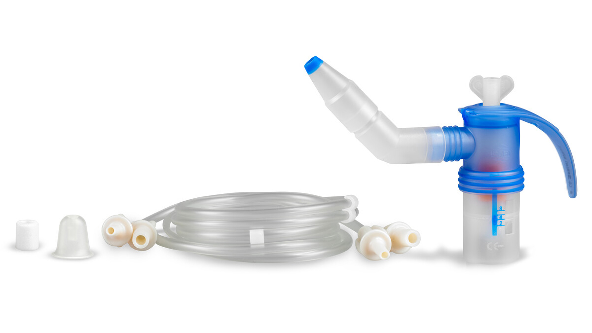 Sinivalkoinen lääketieteellinen nenänhuuhtelulaite kirkkaalla letkulla ja erilaisilla valkoisilla lisävarusteilla valkoisella taustalla.