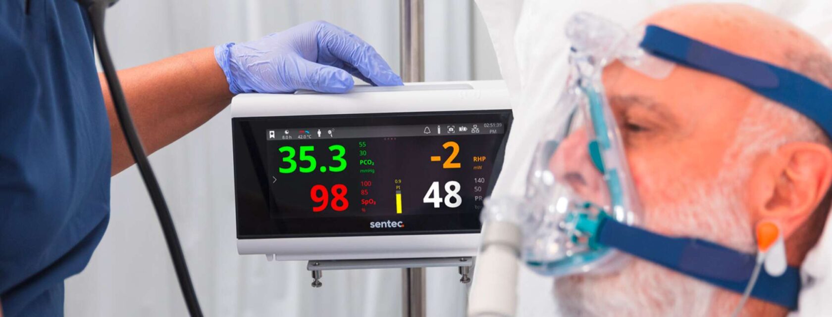 Iäkäs mies sairaalassa transkutaanista CO₂- ja SpO₂-seurantaa varten