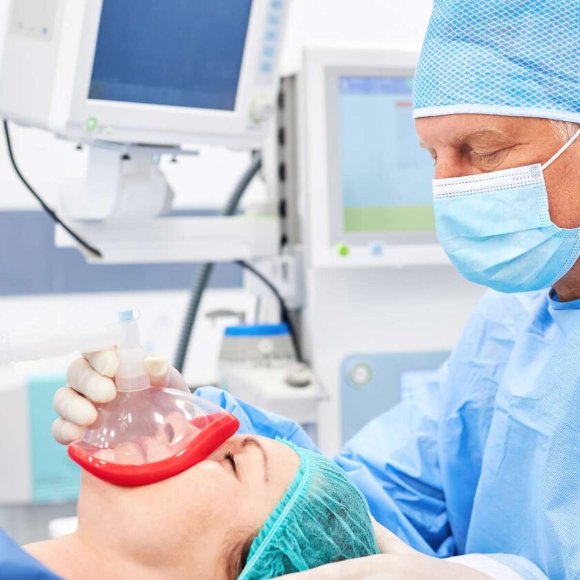 Potilas nukkuu anestesiakäsineellä ja anestesia-asiantuntijalla