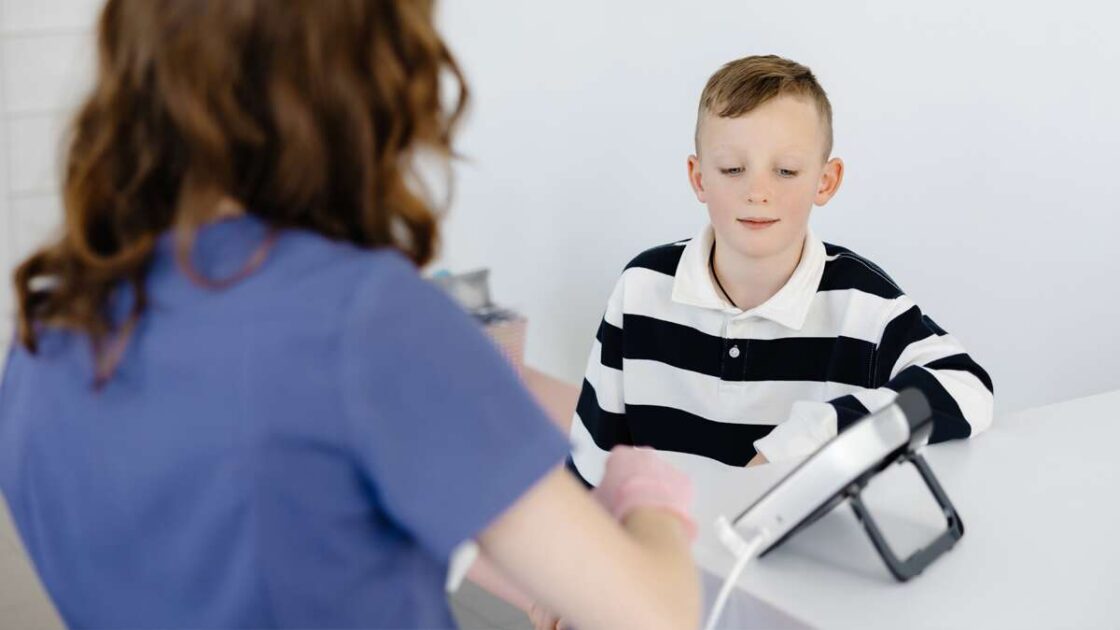 Nuori poika suorittaa spirometritestiä