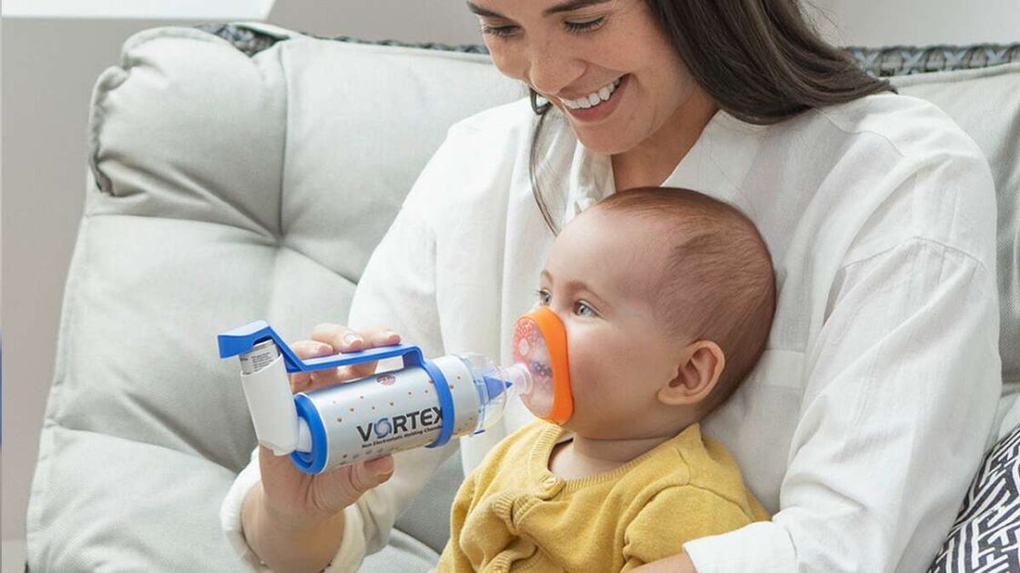 onnellinen vauva saamassa inhalaatiohoitoa äidiltä