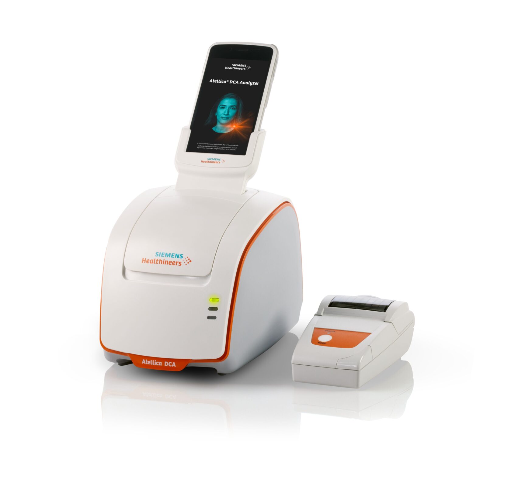 Siemens Healthineers Atellica DCA -analysoija ja tulostin valkoisella taustalla.