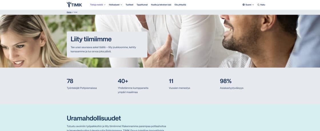 Nainen ja mies keskustelevat toimistossa, tekstissä kutsutaan liittymään tiimiin ja esitetään yrityksen lukuja.