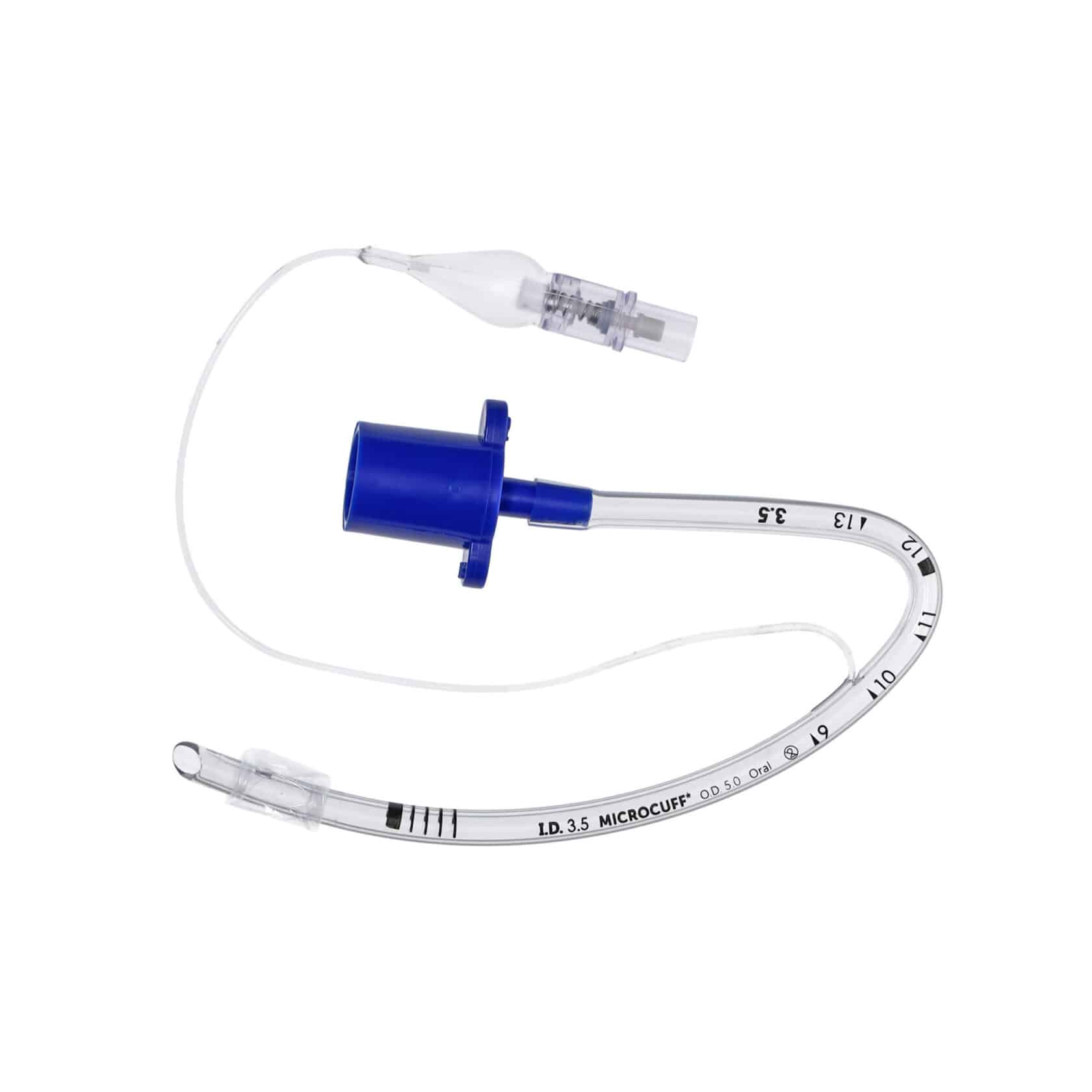 Selkeä endotrakeaalinen putki sinisellä liittimellä ja merkinnöillä, merkitty "MICROCUFF" ja "I.D. 3.5" valkoisella taustalla.