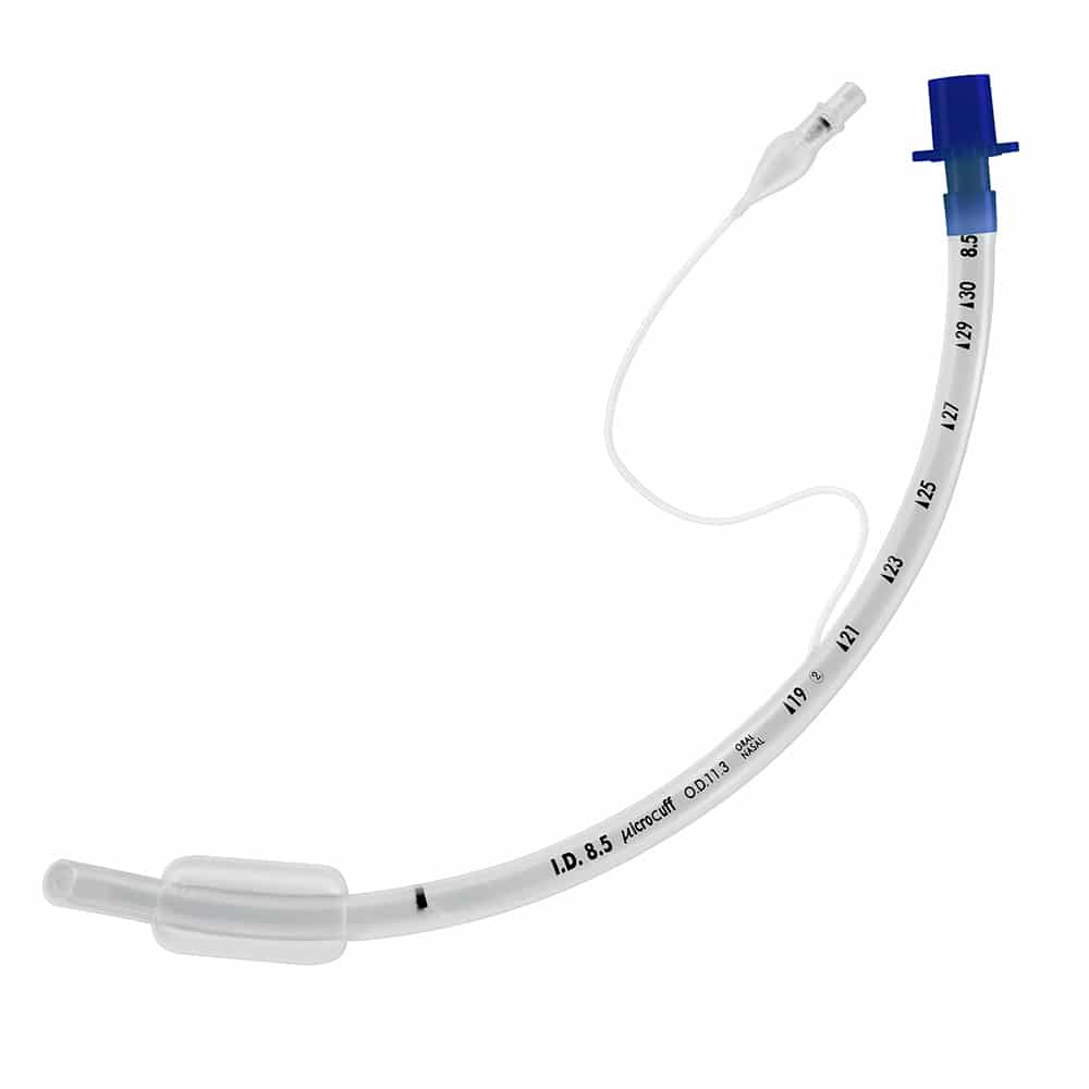 Lääketieteellinen endotrakeaalinen putki, jossa on sininen liitin, mittausmerkinnät ja täytettävä kalvo.