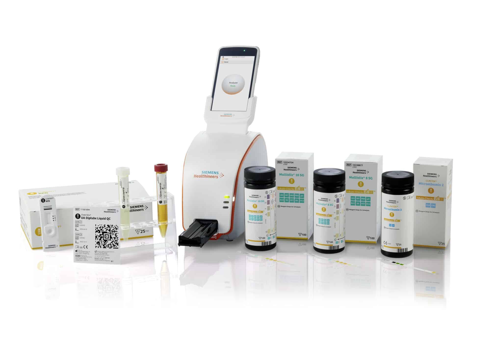 Siemens Healthineersin virtsan analysaattori testiputkineen, reagenssiliuskoineen sekä Multistix- ja Microalbumin 2 -liuskapaketteineen.